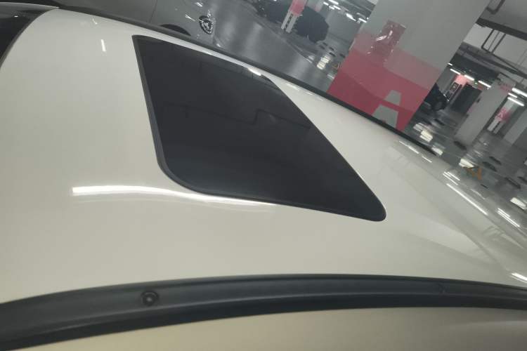 Used Qoros 3 2015 Urban SUV 1.6T Automatic – Dynamic Edition Enhanced Model Roof