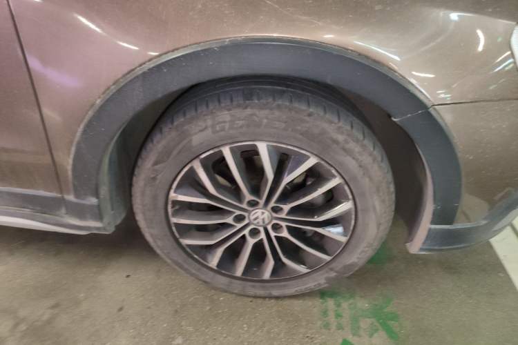 Used Volkswagen Cross Lavida 2014 1.4TSI DSG Right Front Wheel Hub