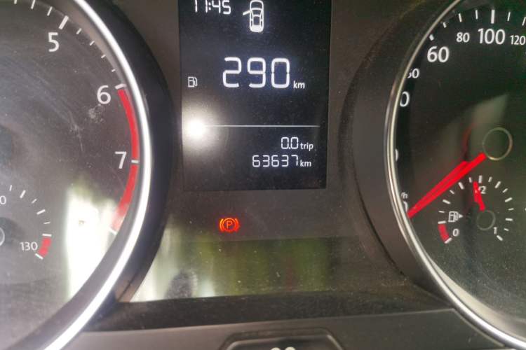 Used Volkswagen Golf 2016 1.6L Manual Fashion Edition Odometer Close Up