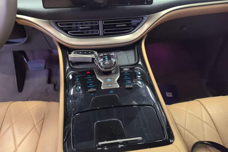 Used Denza D9 2022 DM-i 970 Four-Wheel Drive Flagship Model
