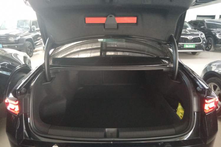 Used Volkswagen Magotan 2024 300TSI DSG Prestige Edition—A Real Eye-Catcher
