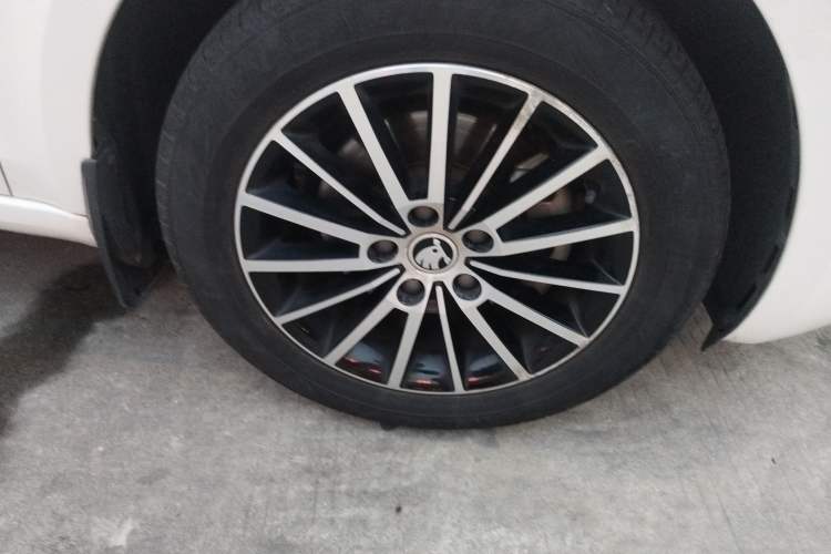 Used Skoda Octavia 2018 1.6L Automatic Luxury Edition Right Front Wheel Hub