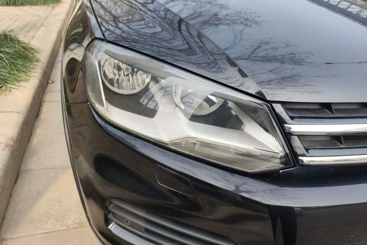 Used Volkswagen Touareg 2011 3.0 TSI Standard Version Right Front Headlight