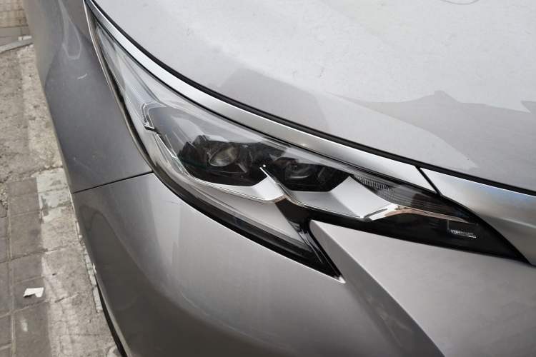 Used Toyota SIENNA 2021 2.5L Hybrid Platinum Edition Right Front Headlight