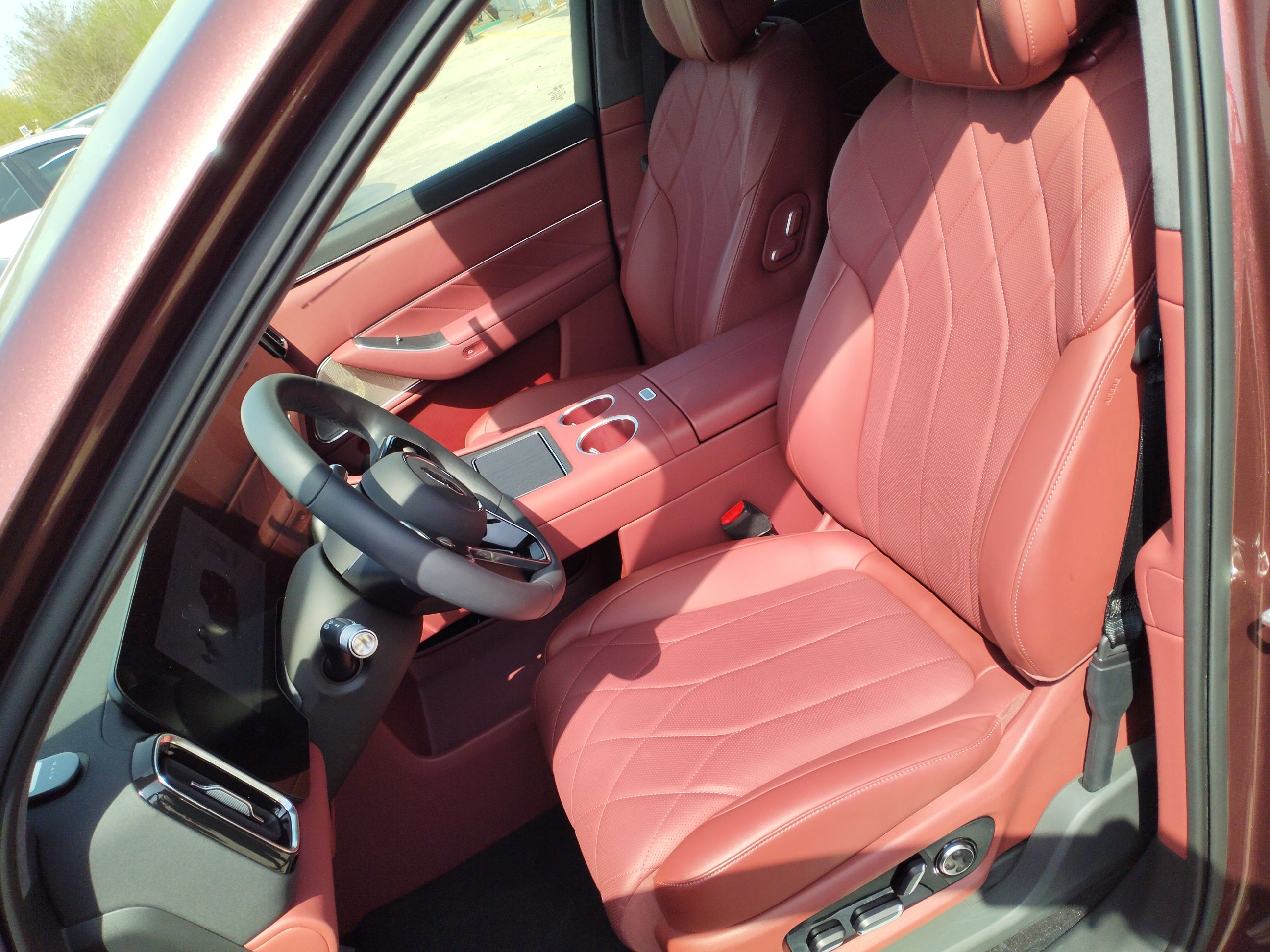 المقاعد الأمامية داخل السيارة