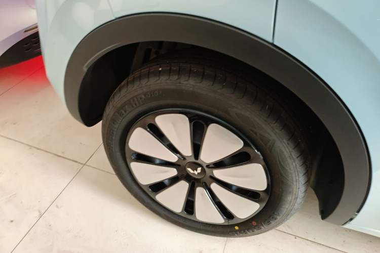 Used Wuling Bingo 2025 333 km Lingxi Connected Version Right Rear Wheel Hub