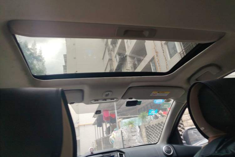 Used Venucia T70 2015 2.0L CVT Smart Edition
