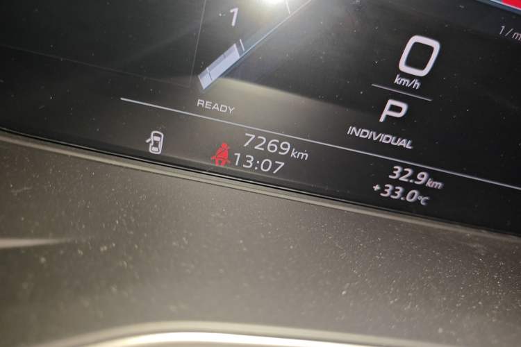 Used Audi A4L 2024 40 TFSI Luxury Dynamic Edition Odometer Close Up