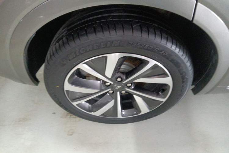 Used Li Auto ONE 2021 Extended-Range 6-Seater Version Right Rear Wheel Hub