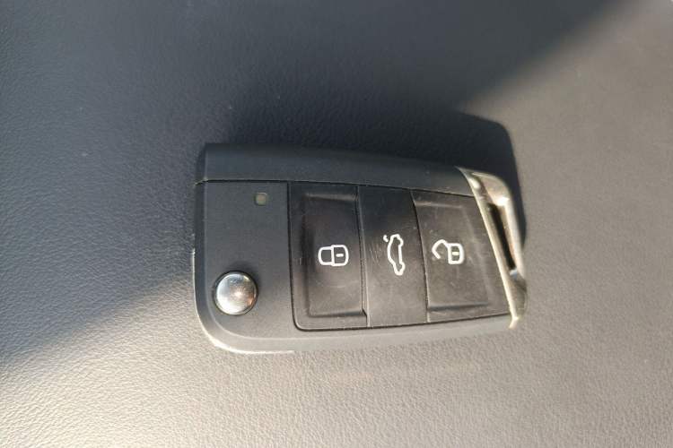 Used Volkswagen T-ROC 2023 300TSI DSG Two-Wheel Drive Starlight Edition