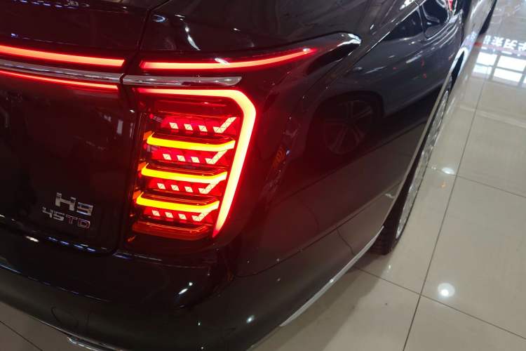 Used Hongqi H9 2025 Model Facelifted 2.0T Two-Wheel Drive Flag-Style Luxury Business Edition, 5 Seats