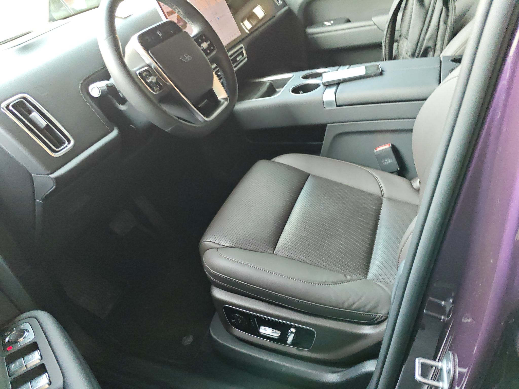 المقاعد الأمامية داخل السيارة