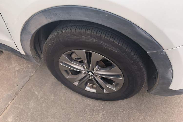 Used Hyundai Santa Fe 2013 2.4L Automatic Two-Wheel Drive Smart Version Right Front Wheel Hub