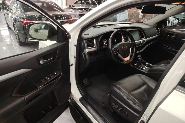 Used Toyota Highlander 2018 2.0T Four-Wheel Drive Prestige Version 7 Seats China V Emission Standard Driver Seat