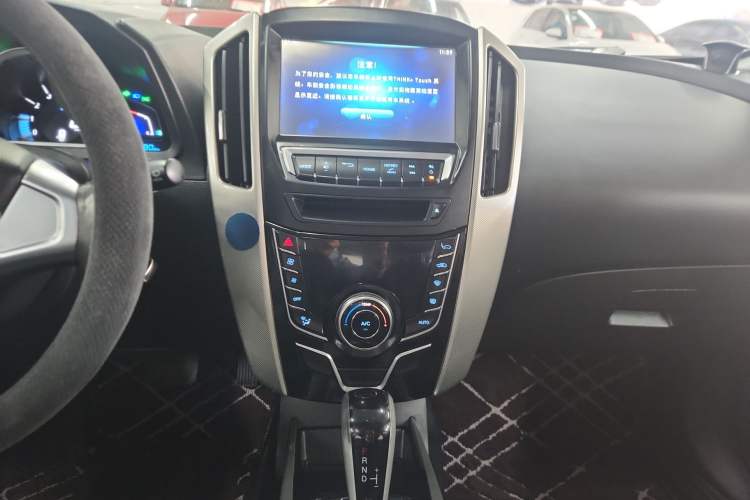 Used Luxgen U6 SUV 2015 1.8T Fashion Edition Audio And AC Panel