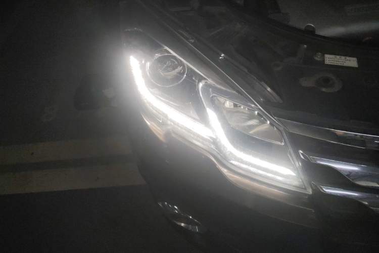 Used GAC Trumpchi GS5 Super 2015 2.0L Automatic Two-Wheel Drive Luxury Navigation Edition Right Front Headlight