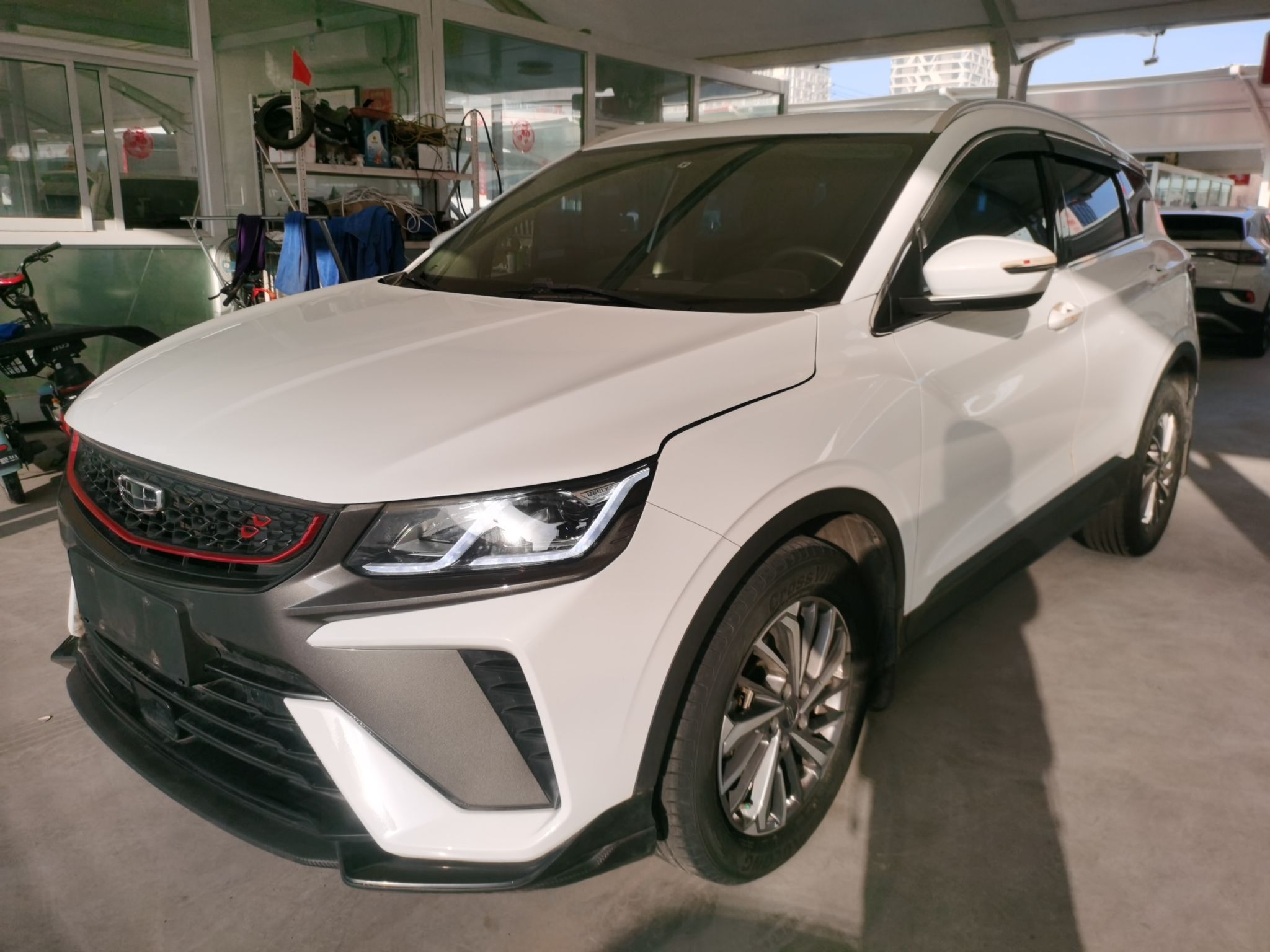 Под передней частью автомобиля