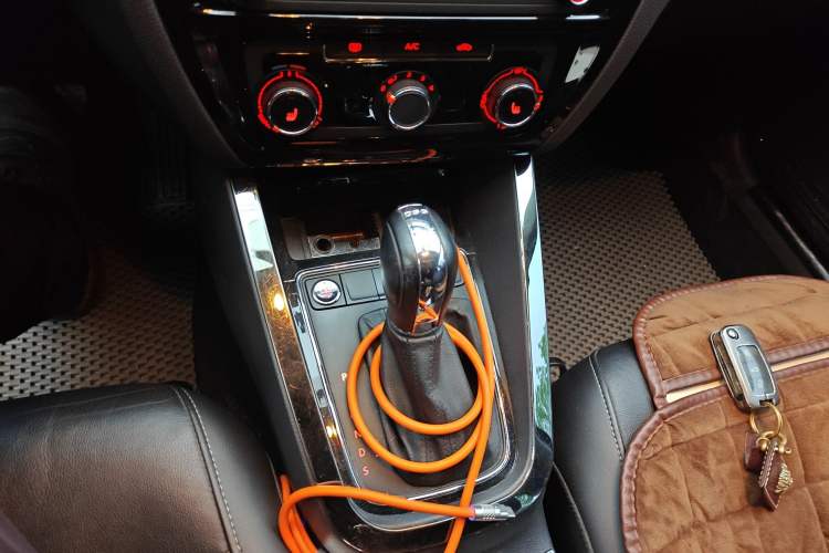 Used Volkswagen Sagitar 2017 180TSI Automatic Luxury Edition Gear Lever