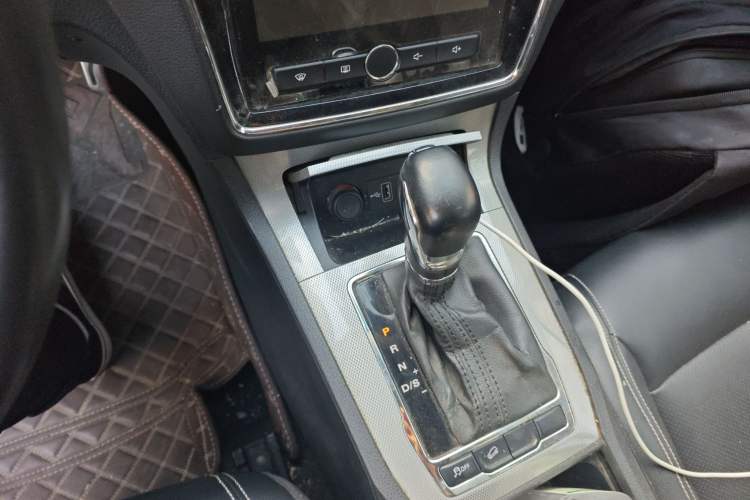 Used Roewe RX5 2016 20T Two-Wheel Drive Automatic Internet Smart Edition