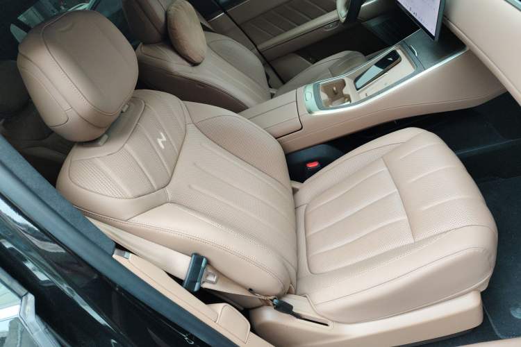 Used ONVO Luxeed L90 2025 Model—Ultra Six-Seater Version
