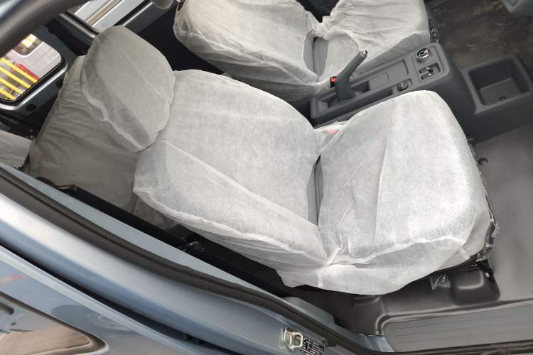 Used Wuling Yangguang 2024 300KM Comfort Version Passenger Van 75kW Right Front Seat