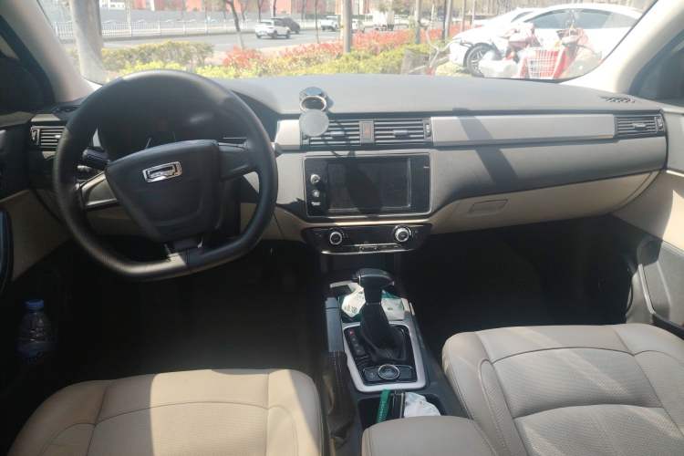 Used Qoros 3 2014 Sedan 1.6L Automatic Zhiyue Model Center Console