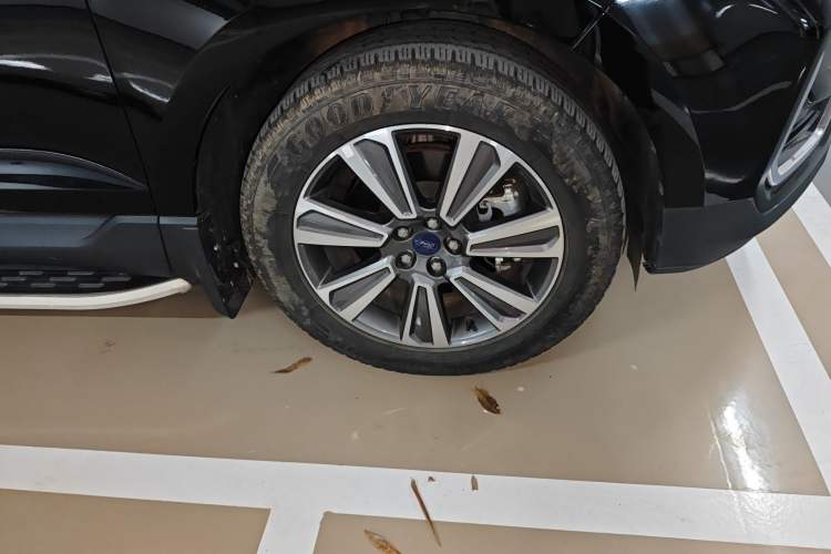 Used Ford Edge 2022 PLUS EcoBoost 245 Four-Wheel Drive Platinum Edition 7-Seater Right Front Wheel Hub