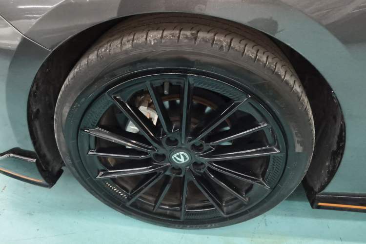 Used CHANGAN UNI-V 2022 1.5T Sport Edition Left Front Wheel Hub
