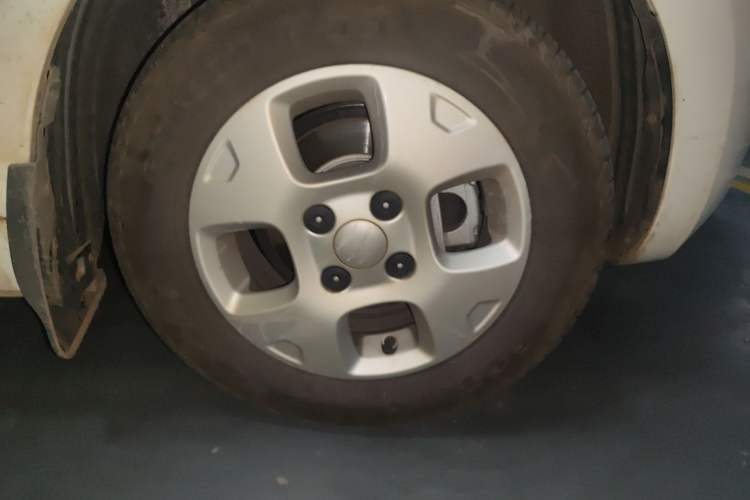 Used Roewe Clever 2021 302 km New Four-Seater Super-Efficient Version Right Front Wheel Hub
