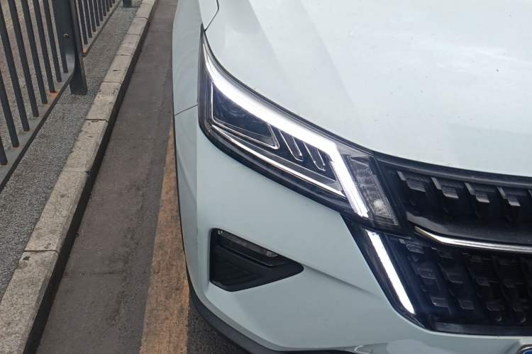 Used Wuling Asta 2022 2.0L DHT Electric-Speed Version Right Front Headlight