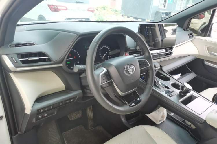Used Toyota SIENNA 2024 2.5L Hybrid Luxury Edition Center Console
