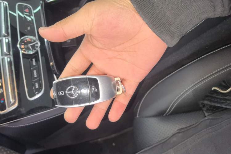 Used Mercedes-Benz E-Class 2016 E 300 L Sporty and Stylish Model
