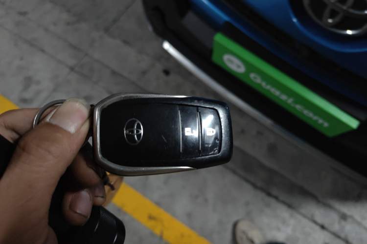 Used Toyota RAV4 2016 2.0L CVT Two-Wheel Drive Fashion Edition China V Standard Vehicle Key