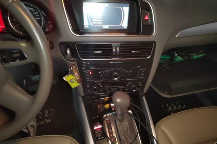 Used Audi Q5 2013 40 TFSI Technology Edition Audio And AC Panel