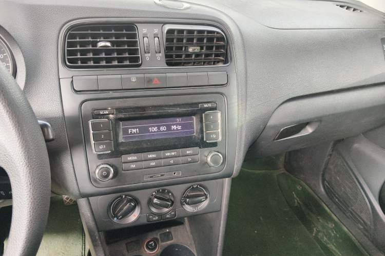 Used Volkswagen Polo 2013 1.4L Manual Fashion Edition Audio And AC Panel