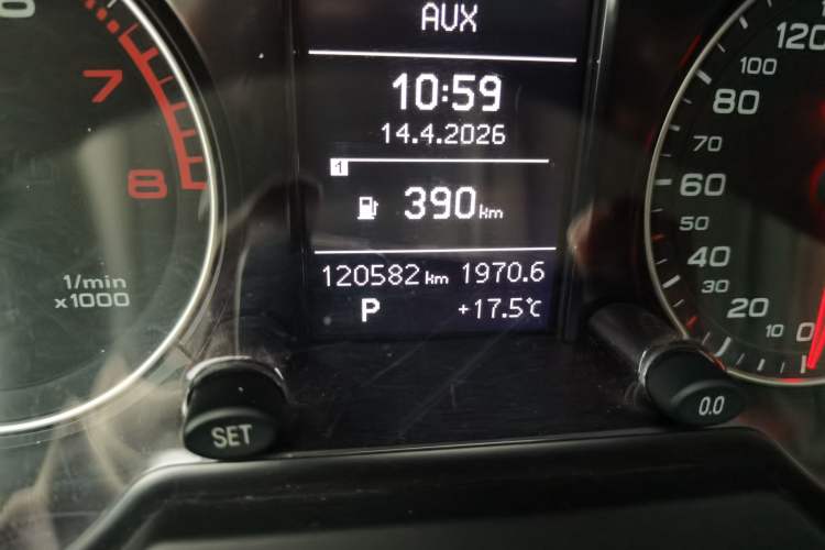 Used Audi Q5 2017 Plus 40 TFSI Ambition Model Odometer Close Up