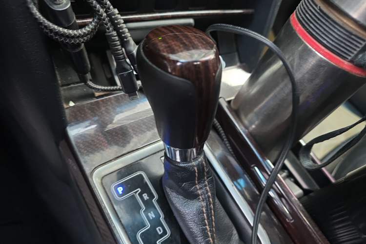 Used Toyota Camry 2016 Dual-Engine 2.5 HG 10th Anniversary Deluxe Navigation Edition Gear Lever