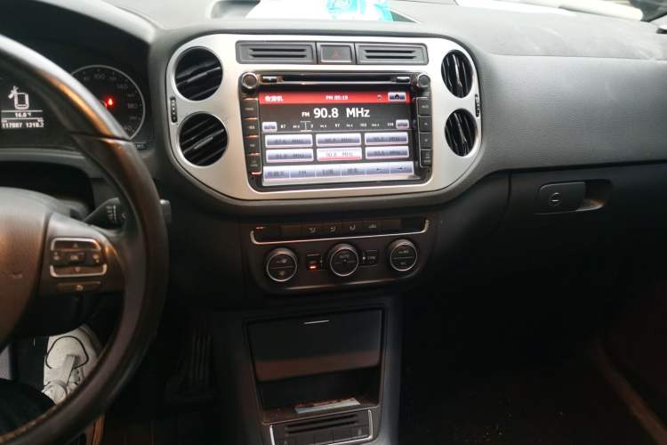 Used Volkswagen Tiguan 2015 1.8TSI Manual Two-Wheel-Drive Limited Edition Audio And AC Panel