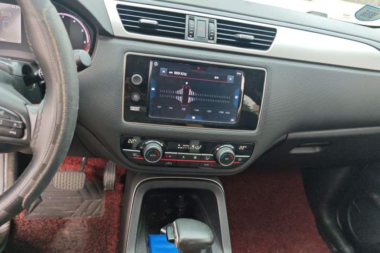 Used Qoros 5 2017 1.6T Automatic Prestige Model Audio And AC Panel