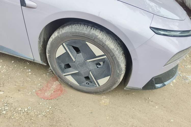 Used XPeng P7+ 2026 Model, Range-Extended 1550 Max Flagship Edition Right Front Wheel Hub