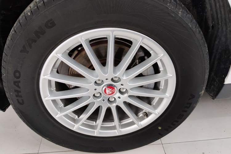 Used Jaguar F-PACE 2018 2.0T Four-Wheel Drive Urban Luxury Edition Left Front Wheel Hub