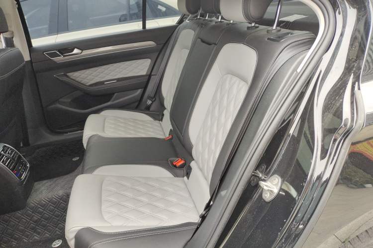 Used Volkswagen Magotan 2023 2 Million Units Limited Edition 330TSI DSG Leading Version