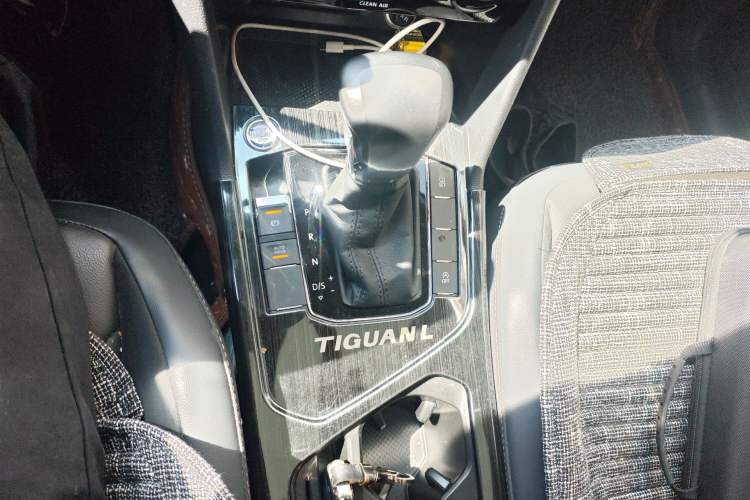 Used Volkswagen Tiguan L 2018 330TSI Automatic Two-Wheel Drive Luxury Edition Gear Lever