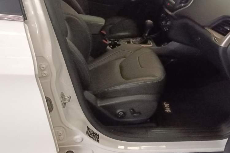 Used Jeep Cherokee 2016 2.0L Superior Edition
