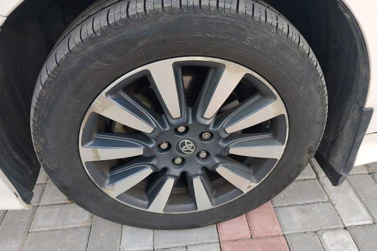 Used Toyota Sienna 2017 3.5L Four-Wheel Drive LE Trim 7 Seats – U.S. Specification
