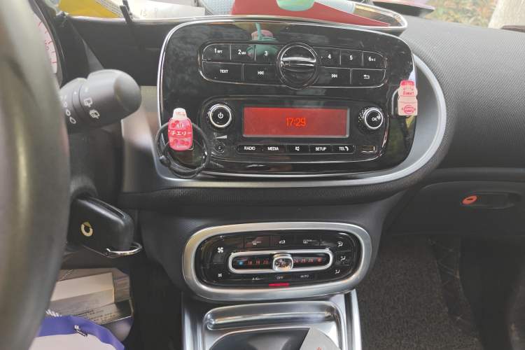 Used smart fortwo 2018 1.0L 52kW Hardtop Passion Edition China V Standard Audio And AC Panel