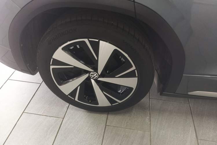 Used Volkswagen ID.6 X 2023 Pure Long-Range Version Right Rear Wheel Hub