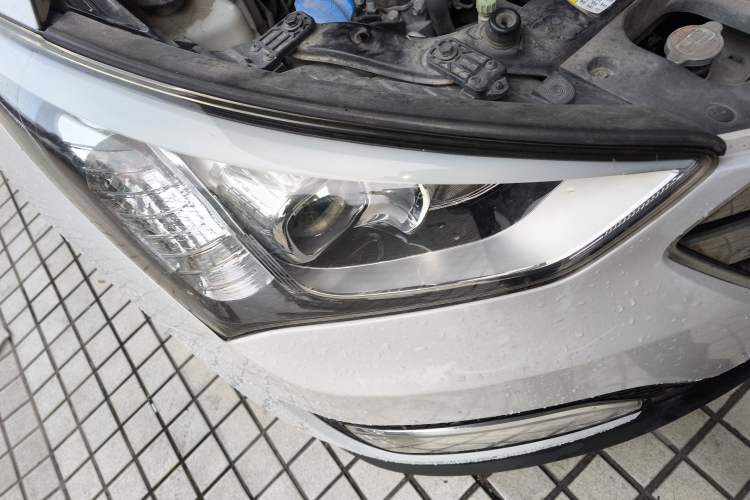 Used Hyundai Santa Fe 2015 2.4L Automatic Two-Wheel Drive Smart Version 5 Seats Right Front Headlight