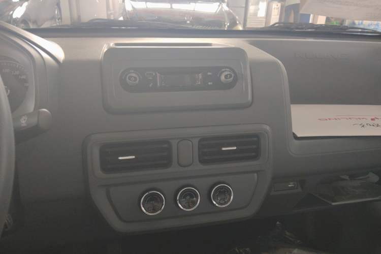 Used Wuling Yangguang 2025 Model 310KM Bus Edition—Customized by CATL