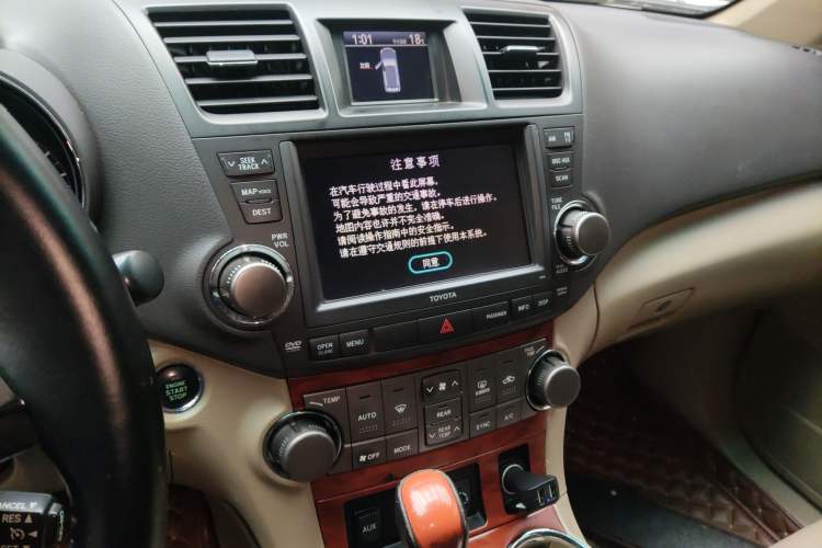 Used Toyota Highlander 2009 2.7L Two-Wheel Drive 7-Seater Supreme Edition Audio And AC Panel